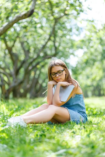 Dizüstü bilgisayarda arıyorum Park ile öğrenci