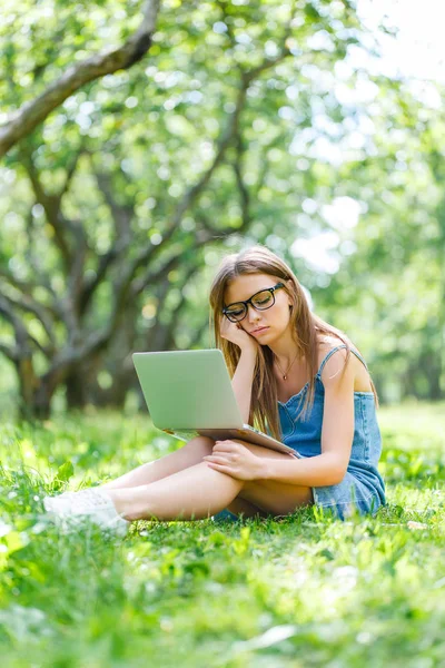 Dizüstü bilgisayarda arıyorum Park ile öğrenci