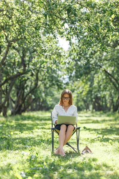 Meisje Met Laptop Het Park Zit Een Klapstoel — Stockfoto