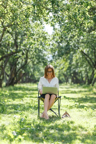 Menina Com Laptop Parque Sentado Uma Cadeira Dobrável — Fotografia de Stock
