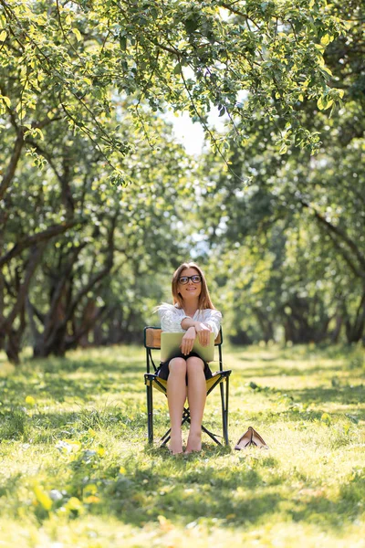 Meisje Met Laptop Het Park Zit Een Klapstoel — Stockfoto