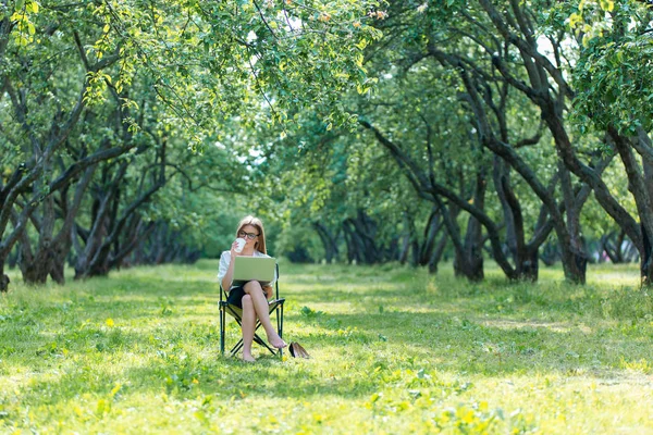 Meisje Met Laptop Lunch Break Stadspark Koffie Houden Haar Hand — Stockfoto