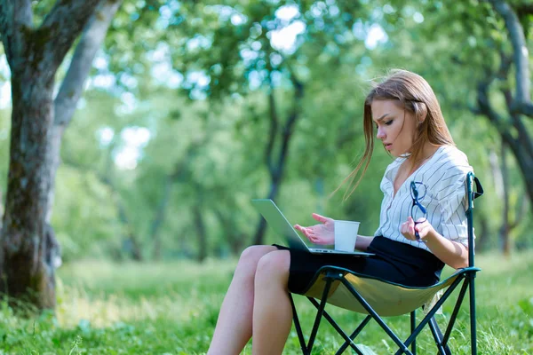 Mulher Negócios Usando Laptop Pausa Para Almoço Parque Cidade — Fotografia de Stock
