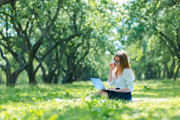 Mulher Negócios Usando Laptop Pausa Para Almoço Parque Cidade — Fotografia de Stock