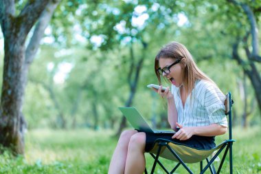 Telefon ve bilgisayar parkta kabilelerini kız çığlıklar