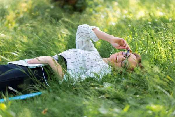 Vrouw Rust Het Park Liggen Het Gras Met Een Laptop — Stockfoto