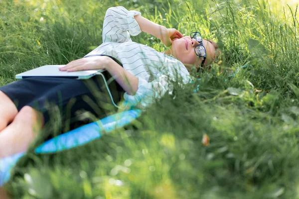 Vrouw Rust Het Park Liggen Het Gras Met Een Laptop — Stockfoto