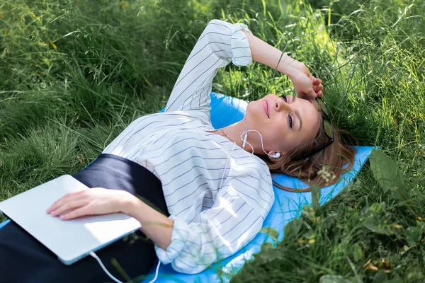 Mulher Descansando Parque Deitada Grama Com Laptop Ouvindo Música — Fotografia de Stock