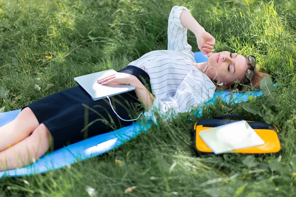 Mulher Descansando Parque Deitada Grama Com Laptop Ouvindo Música — Fotografia de Stock