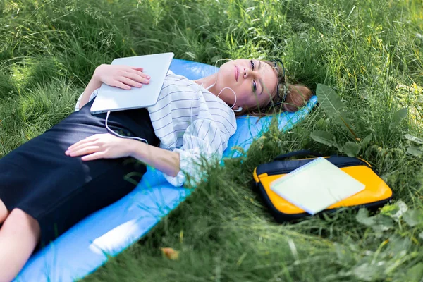 Mulher Descansando Parque Deitada Grama Com Laptop Ouvindo Música — Fotografia de Stock