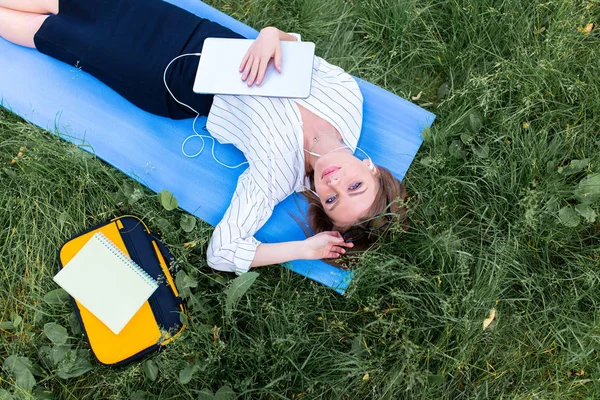 Mulher Descansando Parque Deitada Grama Com Laptop Ouvindo Música — Fotografia de Stock