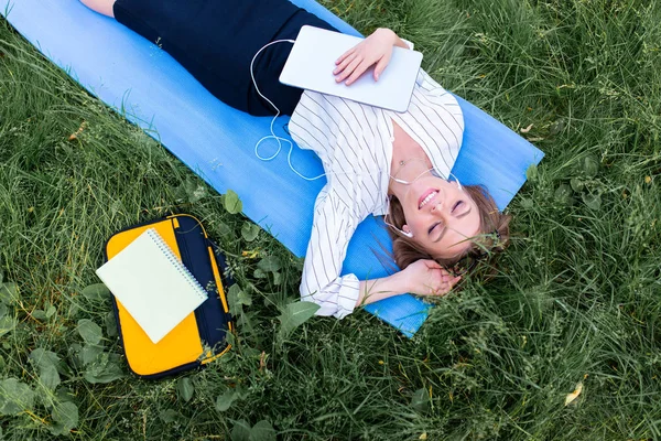 Mulher Descansando Parque Deitada Grama Com Laptop Ouvindo Música — Fotografia de Stock