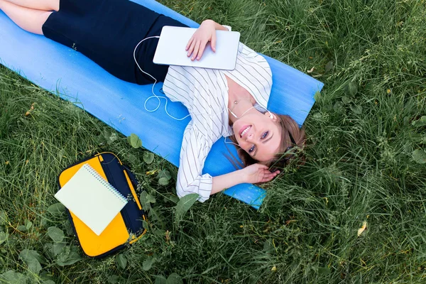 Mulher Descansando Parque Deitada Grama Com Laptop Ouvindo Música — Fotografia de Stock