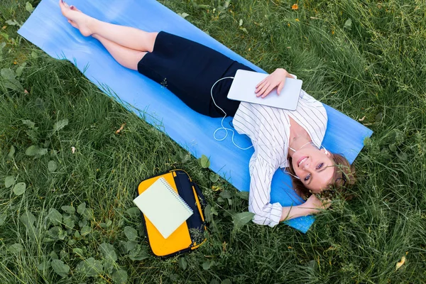 Mulher Descansando Parque Deitada Grama Com Laptop Ouvindo Música — Fotografia de Stock