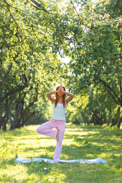 Güzel Genç Kız Parkta Yoga Yapıyor Germe Egzersizleri — Stok fotoğraf