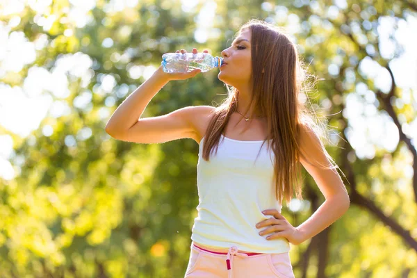 Фитнес Молодая Красивая Девушка Питьевой Воды После Тренировки Парке — стоковое фото