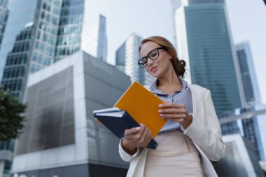 İş merkezinin ortasında onun defter daimi bir kız görünüyor