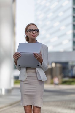 Güzel bir kadın onun elinde bir defter tutan şehir merkezinde duran