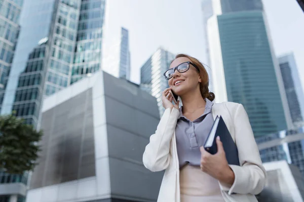 Attraente Giovane Ragazza Parlare Telefono Durante Passeggiata Ufficio — Foto Stock