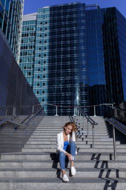 Sokakta elinde bir defter tutan genç ve güzel bir kadın. İş ya da eğitim yaşam tarzı kavramı