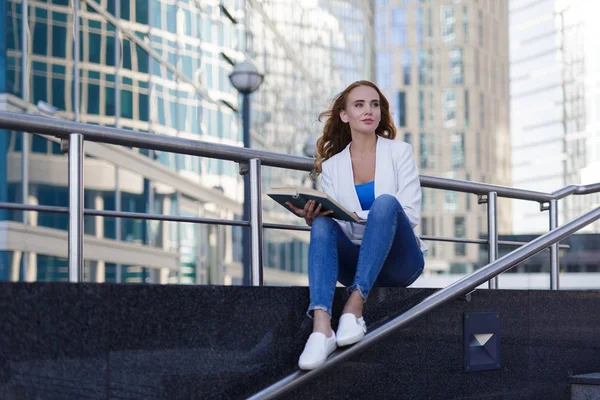 Bella Donna Seduta Sui Gradini Leggere Libro Tra Grattacieli — Foto Stock