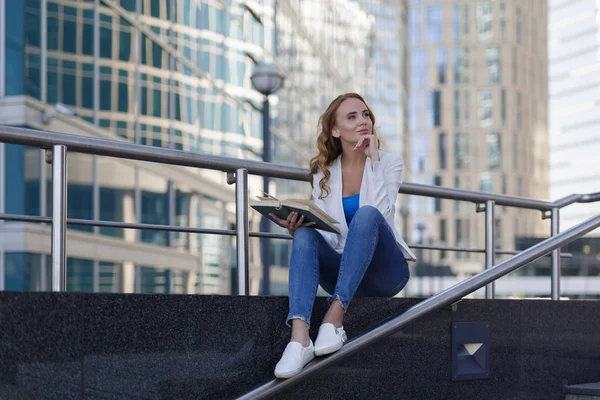 Bella Donna Seduta Sui Gradini Leggere Libro Tra Grattacieli — Foto Stock