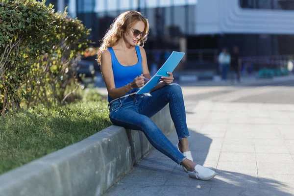 Wanita Muda Cantik Memegang Notebook Tangannya Jalan Konsep Gaya Hidup — Stok Foto