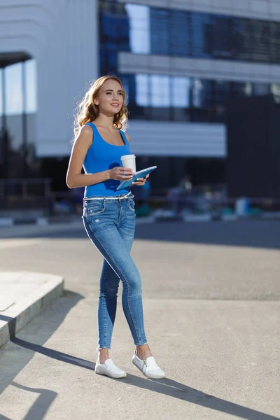 Krásná Mladá Žena Drží Notebook Šálek Káva Stojící Ulici Koncepce — Stock fotografie