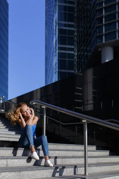 Wanita Cantik Duduk Tangga Antara Pencakar Langit Dengan Smartphone Nya — Stok Foto