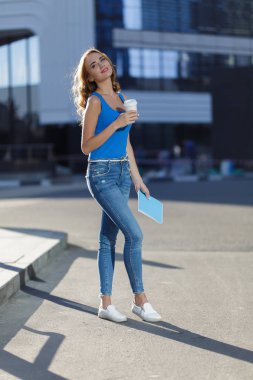 Sokakta elinde bir defter tutan genç ve güzel bir kadın. İş ya da eğitim yaşam tarzı kavramı