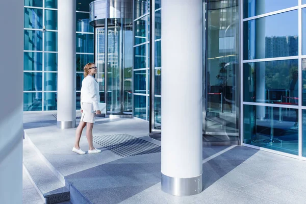 Döner kapı önünde duran genç ve güzel kadın