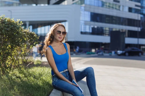 Schöne Junge Frau Mit Einem Notizbuch Der Hand Auf Der — Stockfoto