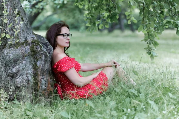 Dość Młoda Dziewczynka Kaukaski Relaksujący Poza Pod Drzewem — Zdjęcie stockowe