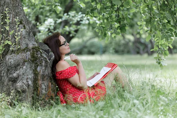 Jovem Mulher Sentada Grama Debaixo Árvore Escrevendo Notas — Fotografia de Stock