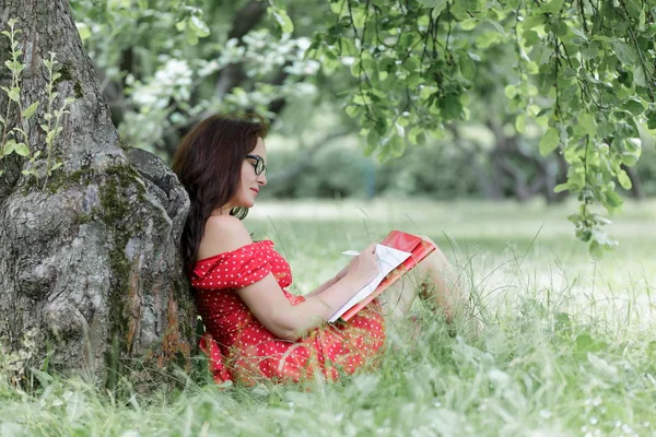 Jovem Mulher Sentada Grama Debaixo Árvore Escrevendo Notas — Fotografia de Stock