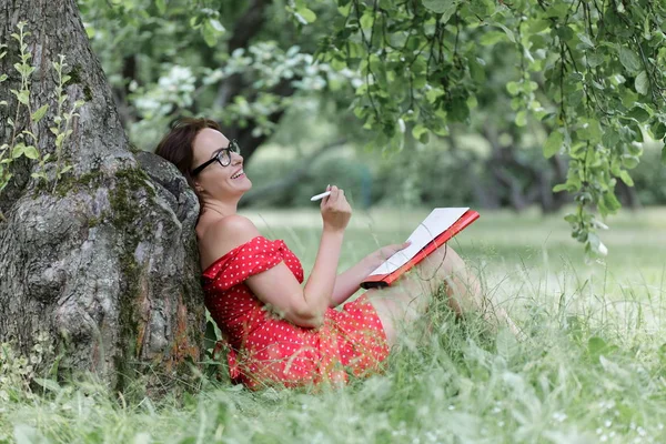 Jonge Vrouw Zittend Gras Onder Boom Het Schrijven Van Notities — Stockfoto