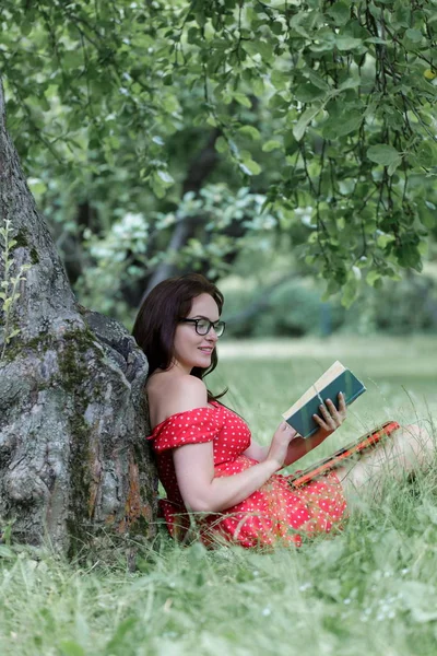 Jovem Mulher Sentada Grama Debaixo Árvore Livro — Fotografia de Stock
