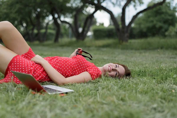 Relaxado Bela Mulher Deitada Grama Lado Seu Laptop — Fotografia de Stock