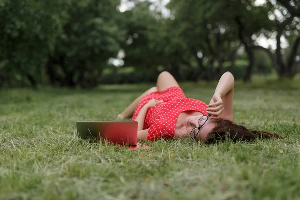 Relaxado Bela Mulher Deitada Grama Trabalhando Laptop — Fotografia de Stock