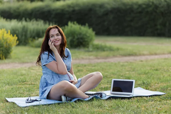 Jong Zwanger Meisje Werken Het Park Met Behulp Van Haar — Stockfoto