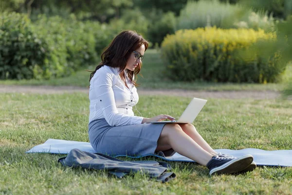 Большая Девочка Лежит Зеленой Траве Парке Ноутбуком Работает Студентка Смотрит — стоковое фото