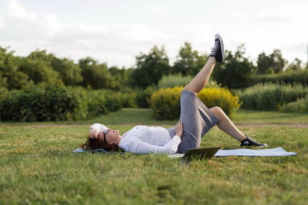 Hermosa Chica Grande Acostada Hierba Verde Parque Con Computadora Portátil — Foto de Stock