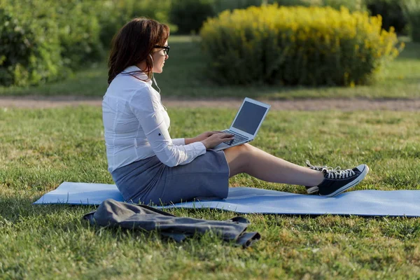 Menina Grande Bonita Deitada Grama Verde Parque Com Seu Laptop — Fotografia de Stock