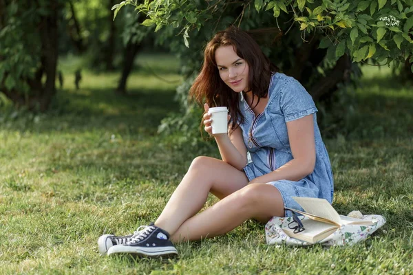 Giovane Ragazza Incinta Che Beve Caffè Nel Parco — Foto Stock