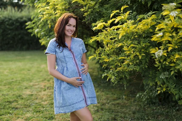 Junges Schwangeres Mädchen Steht Neben Einem Baum Park — Stockfoto
