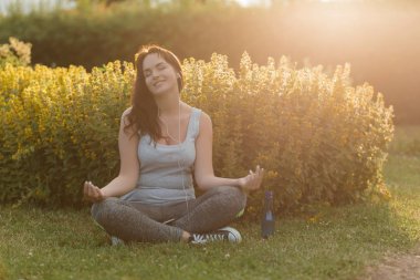 Fitness pratik yoga lotus poz Park'ta güzel kız