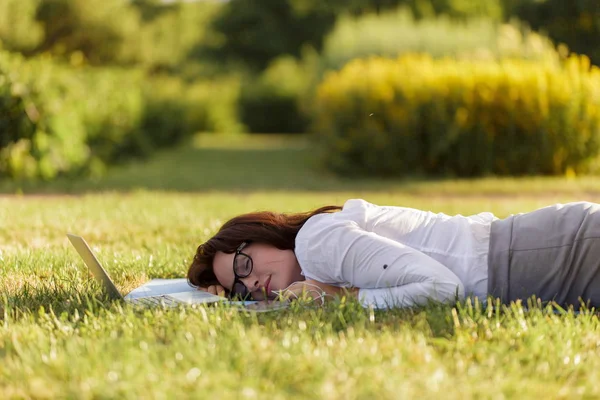 Menina Negócios Deitada Uma Grama Verde Dormindo Lado Seu Laptop — Fotografia de Stock