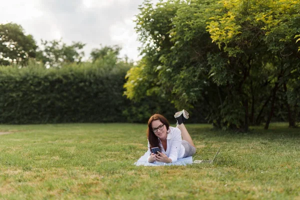 Donna Affari Sdraiata Erba Verde Che Lavora Con Suo Computer — Foto Stock