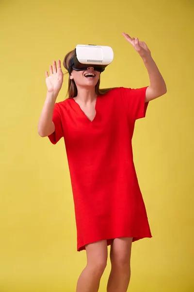 Estudiante Vestido Rojo Gafas Aislado Sobre Fondo Amarillo Concepto Emociones —  Fotos de Stock