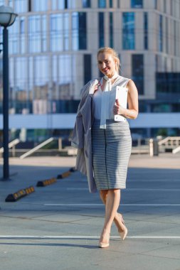 Şehir arasında duran bir genç başarılı iş kadın portresi